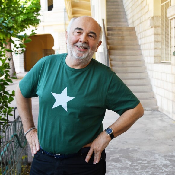Gérard Jugnot lors d'une rencontre avec des éléves de classes littéraires et de prépa du lycée Masséna dans le cadre de l'opération "Théâtre pour Tous", à Nice, le 16 mai 2019. Dans le prolongement de "Lecture pour Tous", "Théâtre pour Tous" vient renforcer la politique de prévention de l'illettrisme de la Ville de Nice dans les établissements scolaires. Cette opération s'appuie sur la présence d'artistes du théâtre et du cinéma et vise à initier les élèves de CM1 et CM2, collèges et lycées et BTS à la magie du théâtre, à la richesse de ses interprétations et à son pouvoir de fascination pour leur donner le goût des Lettres théâtrales. © Bruno Bebert / Bestimage