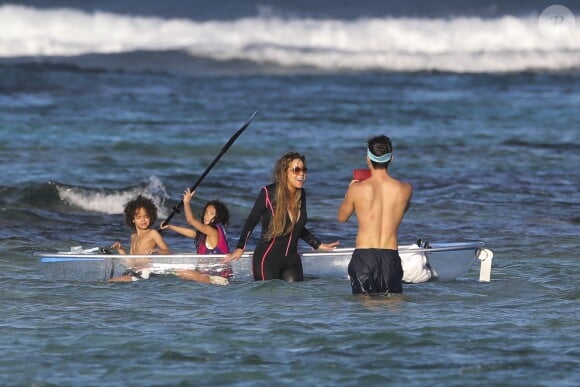 Mariah Carey, son compagnon Bryan et ses enfants Moroccan et Monroe font du canoé dans la lagune "Grand cul de sac" lors de leurs vacances à Saint-Barthélemy le 3 janvier 2019.