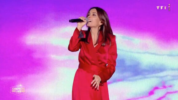 Jenifer dans une robe rouge portefeuille dans "La chanson de l'année" diffusée le 15 juin 2019 sur TF1.