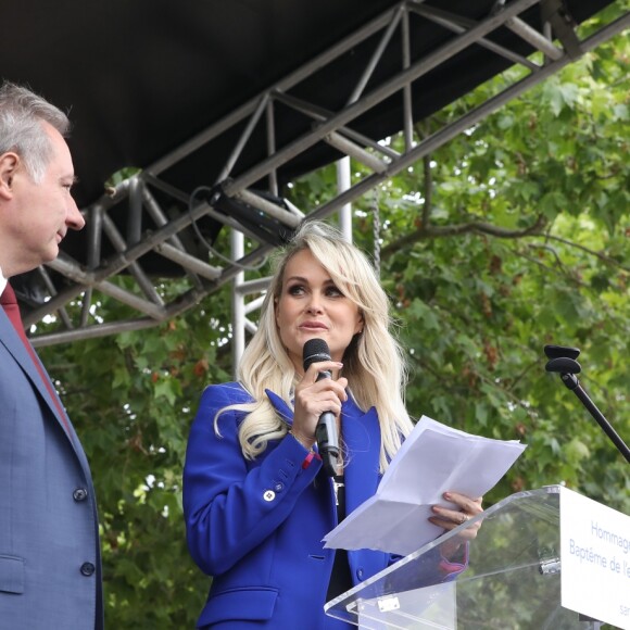 Jean-Luc Moudenc (Maire de Toulouse) et Laeticia Hallyday - Laeticia Hallyday et ses filles Jade et Joy inaugurent une esplanade portant le nom de Johnny Hallyday située en face du Zénith de Toulouse, le 15 juin 2019, date hautement symbolique puisque le rockeur aurait eu 76 ans.  © Dominique Jacovides/Bestimage