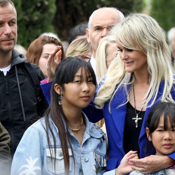 Laeticia Hallyday et ses filles Jade et Joy - Laeticia Hallyday et ses filles Jade et Joy inaugurent une esplanade portant le nom de Johnny Hallyday située en face du Zénith de Toulouse, le 15 juin 2019, date hautement symbolique puisque le rockeur aurait eu 76 ans. © Dominique Jacovides/Bestimage