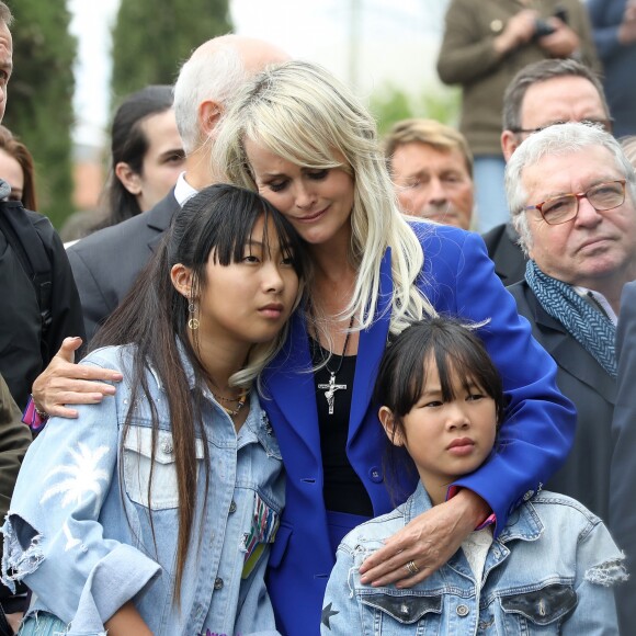 Laeticia Hallyday et ses filles Jade et Joy - Laeticia Hallyday et ses filles Jade et Joy inaugurent une esplanade portant le nom de Johnny Hallyday située en face du Zénith de Toulouse, le 15 juin 2019, date hautement symbolique puisque le rockeur aurait eu 76 ans. © Dominique Jacovides/Bestimage