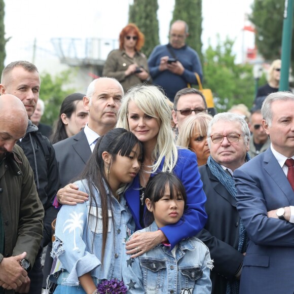 Laeticia Hallyday et ses filles Jade et Joy, Jean-Luc Moudenc (Maire de Toulouse) - Laeticia Hallyday et ses filles Jade et Joy inaugurent une esplanade portant le nom de Johnny Hallyday située en face du Zénith de Toulouse, le 15 juin 2019, date hautement symbolique puisque le rockeur aurait eu 76 ans. © Dominique Jacovides/Bestimage
