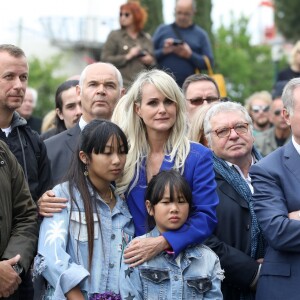 Laeticia Hallyday et ses filles Jade et Joy, Jean-Luc Moudenc (Maire de Toulouse) - Laeticia Hallyday et ses filles Jade et Joy inaugurent une esplanade portant le nom de Johnny Hallyday située en face du Zénith de Toulouse, le 15 juin 2019, date hautement symbolique puisque le rockeur aurait eu 76 ans. © Dominique Jacovides/Bestimage