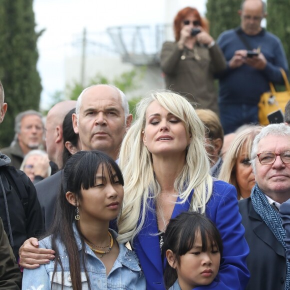 Laeticia Hallyday et ses filles Joy et Jade, Jean-Luc Moudenc (Maire de Toulouse) - Laeticia Hallyday et ses filles Jade et Joy inaugurent une esplanade portant le nom de Johnny Hallyday située en face du Zénith de Toulouse, le 15 juin 2019, date hautement symbolique puisque le rockeur aurait eu 76 ans. © Dominique Jacovides/Bestimage