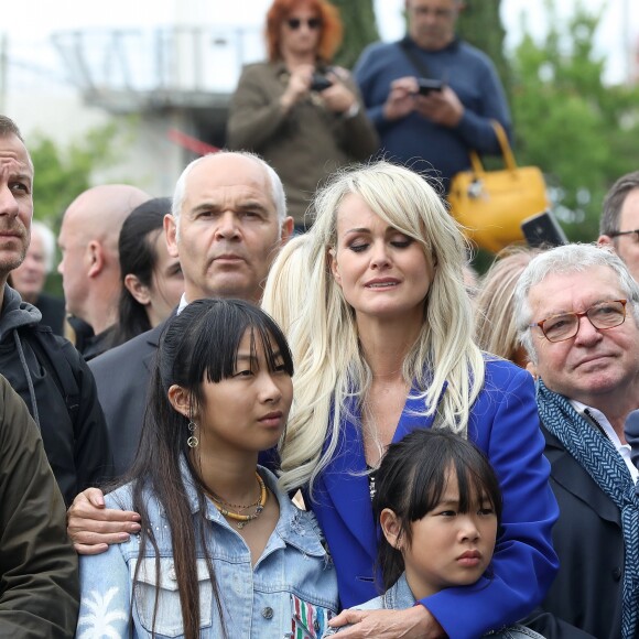 Laeticia Hallyday et ses filles Joy et Jade - Laeticia Hallyday et ses filles Jade et Joy inaugurent une esplanade portant le nom de Johnny Hallyday située en face du Zénith de Toulouse, le 15 juin 2019, date hautement symbolique puisque le rockeur aurait eu 76 ans. © Dominique Jacovides/Bestimage