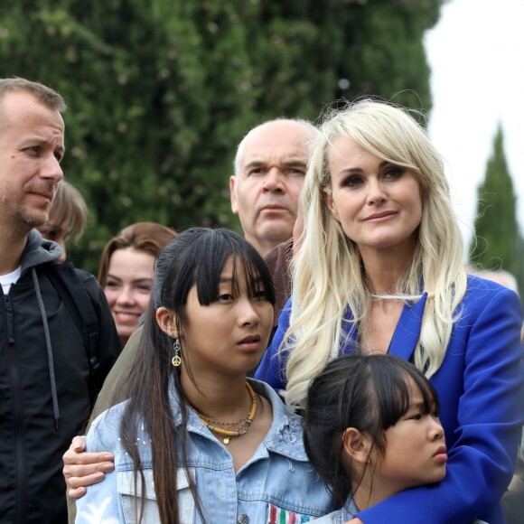 Laeticia Hallyday et ses filles Joy et Jade - Laeticia Hallyday et ses filles Jade et Joy inaugurent une esplanade portant le nom de Johnny Hallyday située en face du Zénith de Toulouse, le 15 juin 2019, date hautement symbolique puisque le rockeur aurait eu 76 ans. © Dominique Jacovides/Bestimage