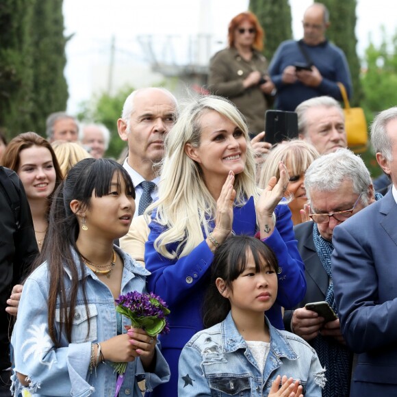 Laeticia Hallyday et ses filles Joy et Jade, Jean-Luc Moudenc (Maire de Toulouse) - Laeticia Hallyday et ses filles Jade et Joy inaugurent une esplanade portant le nom de Johnny Hallyday située en face du Zénith de Toulouse, le 15 juin 2019, date hautement symbolique puisque le rockeur aurait eu 76 ans. © Dominique Jacovides/Bestimage