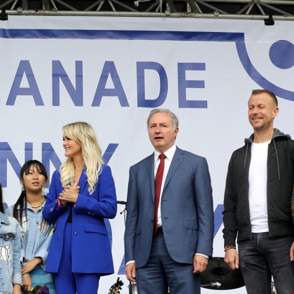 Laeticia Hallyday et ses filles Joy et Jade, Jean-Luc Moudenc (Maire de Toulouse) - Laeticia Hallyday et ses filles Jade et Joy inaugurent une esplanade portant le nom de Johnny Hallyday située en face du Zénith de Toulouse, le 15 juin 2019, date hautement symbolique puisque le rockeur aurait eu 76 ans. © Dominique Jacovides/Bestimage