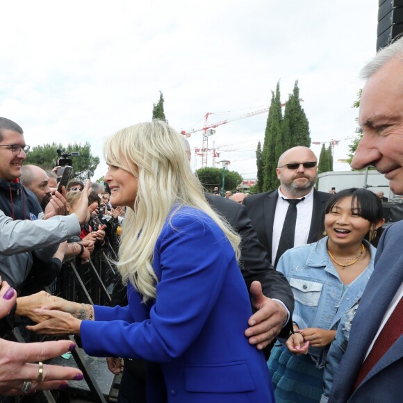 Laeticia Hallyday - Laeticia Hallyday et ses filles Jade et Joy inaugurent une esplanade portant le nom de Johnny Hallyday située en face du Zénith de Toulouse, le 15 juin 2019, date hautement symbolique puisque le rockeur aurait eu 76 ans. © Dominique Jacovides/Bestimage