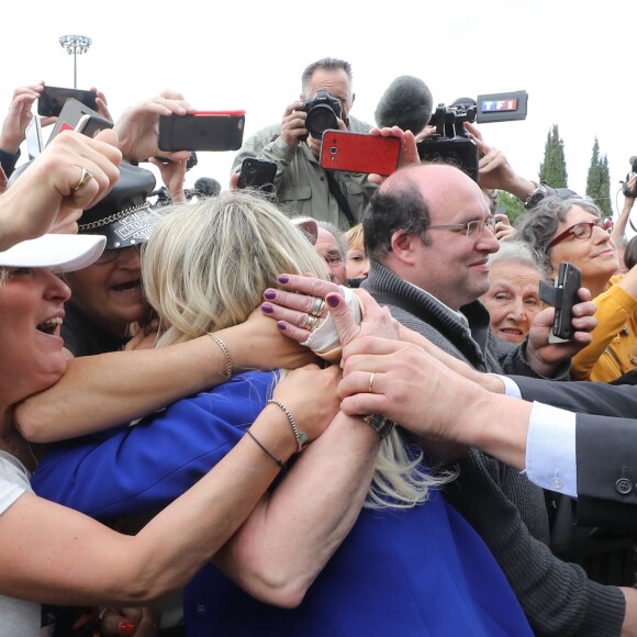 Laeticia Hallyday - Laeticia Hallyday et ses filles Jade et Joy inaugurent une esplanade portant le nom de Johnny Hallyday située en face du Zénith de Toulouse, le 15 juin 2019, date hautement symbolique puisque le rockeur aurait eu 76 ans. © Dominique Jacovides/Bestimage