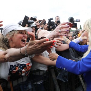 Laeticia Hallyday - Laeticia Hallyday et ses filles Jade et Joy inaugurent une esplanade portant le nom de Johnny Hallyday située en face du Zénith de Toulouse, le 15 juin 2019, date hautement symbolique puisque le rockeur aurait eu 76 ans. © Dominique Jacovides/Bestimage