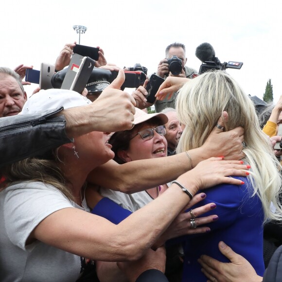 Laeticia Hallyday - Laeticia Hallyday et ses filles Jade et Joy inaugurent une esplanade portant le nom de Johnny Hallyday située en face du Zénith de Toulouse, le 15 juin 2019, date hautement symbolique puisque le rockeur aurait eu 76 ans. © Dominique Jacovides/Bestimage