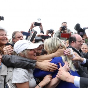 Laeticia Hallyday - Laeticia Hallyday et ses filles Jade et Joy inaugurent une esplanade portant le nom de Johnny Hallyday située en face du Zénith de Toulouse, le 15 juin 2019, date hautement symbolique puisque le rockeur aurait eu 76 ans. © Dominique Jacovides/Bestimage