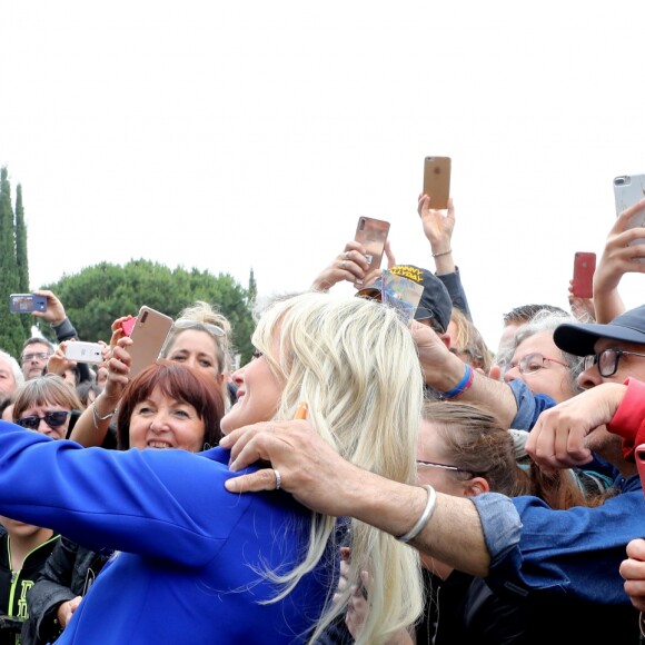 Laeticia Hallyday - Laeticia Hallyday et ses filles Jade et Joy inaugurent une esplanade portant le nom de Johnny Hallyday située en face du Zénith de Toulouse, le 15 juin 2019, date hautement symbolique puisque le rockeur aurait eu 76 ans. © Dominique Jacovides/Bestimage