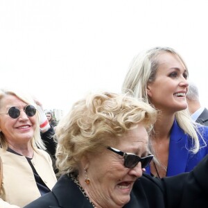 Laeticia Hallyday, Elyette Boudou (Mamie Rock) et Jean-Luc Moudenc (Maire de Toulouse) - Laeticia Hallyday et ses filles Jade et Joy inaugurent une esplanade portant le nom de Johnny Hallyday située en face du Zénith de Toulouse, le 15 juin 2019, date hautement symbolique puisque le rockeur aurait eu 76 ans.© Dominique Jacovides/Bestimage