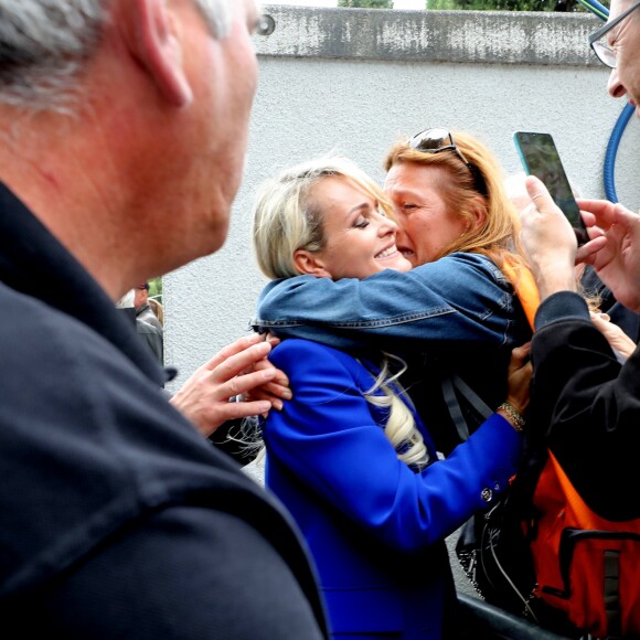 Laeticia Hallyday - Laeticia Hallyday et ses filles Jade et Joy inaugurent une esplanade portant le nom de Johnny Hallyday située en face du Zénith de Toulouse, le 15 juin 2019, date hautement symbolique puisque le rockeur aurait eu 76 ans. © Dominique Jacovides/Bestimage