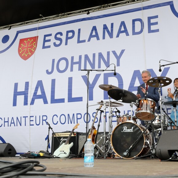 Jean-Luc Moudenc (Maire de Toulouse), Laeticia Hallyday et ses filles Joy et Jade - Laeticia Hallyday et ses filles Jade et Joy inaugurent une esplanade portant le nom de Johnny Hallyday située en face du Zénith de Toulouse, le 15 juin 2019, date hautement symbolique puisque le rockeur aurait eu 76 ans. © Dominique Jacovides/Bestimage