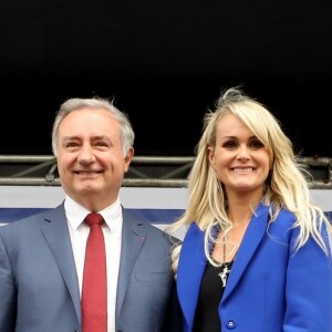 Jean-Luc Moudenc (Maire de Toulouse) et Laeticia Hallyday - Laeticia Hallyday et ses filles Jade et Joy inaugurent une esplanade portant le nom de Johnny Hallyday située en face du Zénith de Toulouse, le 15 juin 2019, date hautement symbolique puisque le rockeur aurait eu 76 ans. © Dominique Jacovides/Bestimage