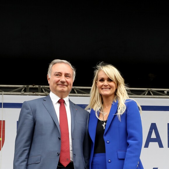 Jean-Luc Moudenc (Maire de Toulouse) et Laeticia Hallyday - Laeticia Hallyday et ses filles Jade et Joy inaugurent une esplanade portant le nom de Johnny Hallyday située en face du Zénith de Toulouse, le 15 juin 2019, date hautement symbolique puisque le rockeur aurait eu 76 ans.  © Dominique Jacovides/Bestimage