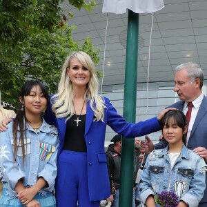 Laeticia Hallyday avec ses filles Joy et Jade, Jean-Luc Moudenc (Maire de Toulouse) - Laeticia Hallyday et ses filles Jade et Joy inaugurent une esplanade portant le nom de Johnny Hallyday située en face du Zénith de Toulouse, le 15 juin 2019, date hautement symbolique puisque le rockeur aurait eu 76 ans. © Dominique Jacovides/Bestimage