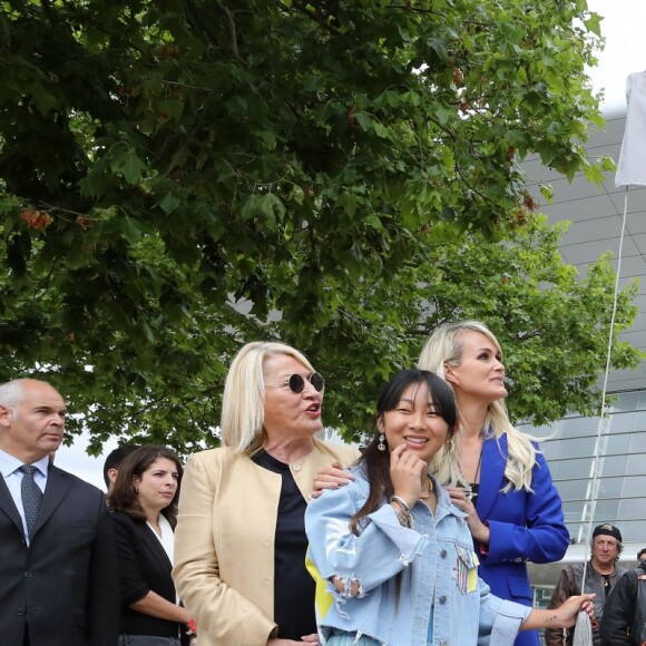 Laeticia Hallyday avec ses filles Joy et Jade, Jean-Luc Moudenc (Maire de Toulouse) - Laeticia Hallyday et ses filles Jade et Joy inaugurent une esplanade portant le nom de Johnny Hallyday située en face du Zénith de Toulouse, le 15 juin 2019, date hautement symbolique puisque le rockeur aurait eu 76 ans.  © Dominique Jacovides/Bestimage