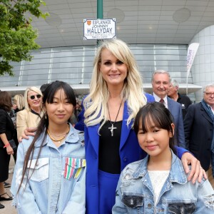 Laeticia Hallyday avec ses filles Joy et Jade - Laeticia Hallyday et ses filles Jade et Joy inaugurent une esplanade portant le nom de Johnny Hallyday située en face du Zénith de Toulouse, le 15 juin 2019, date hautement symbolique puisque le rockeur aurait eu 76 ans.  © Dominique Jacovides/Bestimage