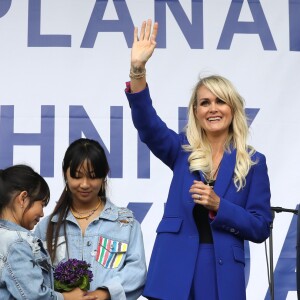 Laeticia Hallyday et ses filles Joy et Jade, Jean-Luc Moudenc (Maire de Toulouse) - Laeticia Hallyday et ses filles Jade et Joy inaugurent une esplanade portant le nom de Johnny Hallyday située en face du Zénith de Toulouse, le 15 juin 2019, date hautement symbolique puisque le rockeur aurait eu 76 ans. © Dominique Jacovides/Bestimage