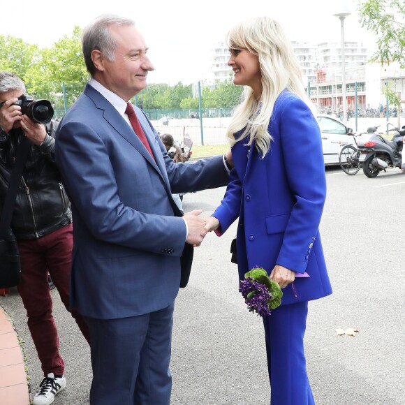 Jean-Luc Moudenc (Maire de Toulouse) et Laeticia Hallyday - Laeticia Hallyday et ses filles Jade et Joy inaugurent une esplanade portant le nom de Johnny Hallyday située en face du Zénith de Toulouse, le 15 juin 2019, date hautement symbolique puisque le rockeur aurait eu 76 ans. © Dominique Jacovides/Bestimage