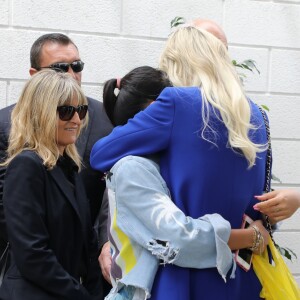 Laeticia Hallyday et ses filles Joy et Jade, la nounou Sylviane - Laeticia Hallyday et ses filles Jade et Joy inaugurent une esplanade portant le nom de Johnny Hallyday située en face du Zénith de Toulouse, le 15 juin 2019, date hautement symbolique puisque le rockeur aurait eu 76 ans.  © Dominique Jacovides/Bestimage