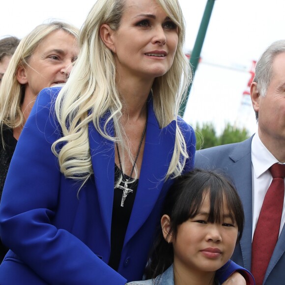 Laeticia Hallyday et sa fille Joy - Laeticia Hallyday et ses filles Jade et Joy inaugurent une esplanade portant le nom de Johnny Hallyday située en face du Zénith de Toulouse, le 15 juin 2019, date hautement symbolique puisque le rockeur aurait eu 76 ans. © Dominique Jacovides/Bestimage