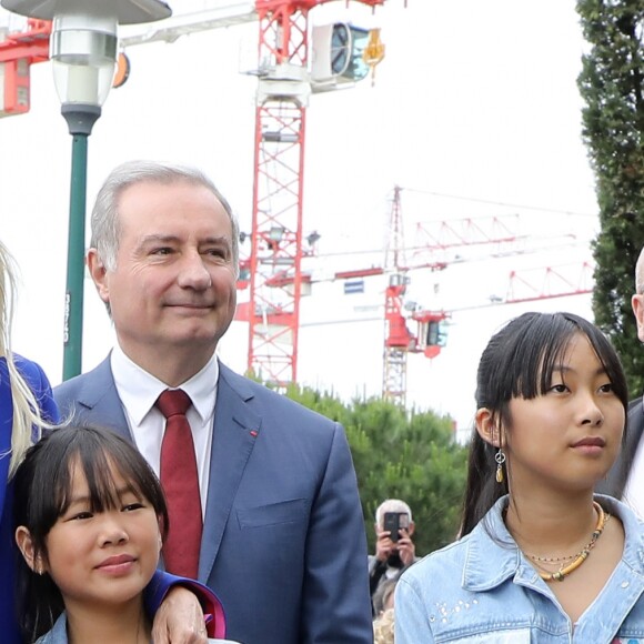 Jean-Luc Moudenc (Maire de Toulouse), Laeticia Hallyday et ses filles Jade et Joy - Laeticia Hallyday et ses filles Jade et Joy inaugurent une esplanade portant le nom de Johnny Hallyday située en face du Zénith de Toulouse, le 15 juin 2019, date hautement symbolique puisque le rockeur aurait eu 76 ans. © Dominique Jacovides/Bestimage