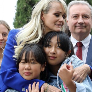 Laeticia Hallyday avec ses filles Joy et Jade, Jean-Luc Moudenc (Maire de Toulouse) - Laeticia Hallyday et ses filles Jade et Joy inaugurent une esplanade portant le nom de Johnny Hallyday située en face du Zénith de Toulouse, le 15 juin 2019, date hautement symbolique puisque le rockeur aurait eu 76 ans. © Dominique Jacovides/Bestimage