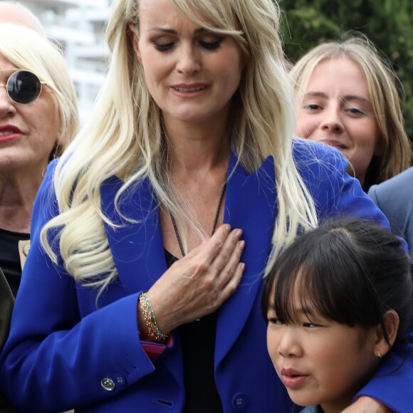 Laeticia Hallyday avec sa fille Joy - Laeticia Hallyday et ses filles Jade et Joy inaugurent une esplanade portant le nom de Johnny Hallyday située en face du Zénith de Toulouse, le 15 juin 2019, date hautement symbolique puisque le rockeur aurait eu 76 ans. © Dominique Jacovides/Bestimage