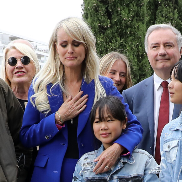 Laeticia Hallyday avec ses filles Joy et Jade, Jean-Luc Moudenc (Maire de Toulouse) - Laeticia Hallyday et ses filles Jade et Joy inaugurent une esplanade portant le nom de Johnny Hallyday située en face du Zénith de Toulouse, le 15 juin 2019, date hautement symbolique puisque le rockeur aurait eu 76 ans.  © Dominique Jacovides/Bestimage