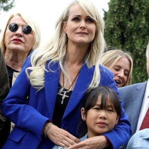 Laeticia Hallyday avec sa fille Joy - Laeticia Hallyday et ses filles Jade et Joy inaugurent une esplanade portant le nom de Johnny Hallyday située en face du Zénith de Toulouse, le 15 juin 2019, date hautement symbolique puisque le rockeur aurait eu 76 ans. © Dominique Jacovides/Bestimage