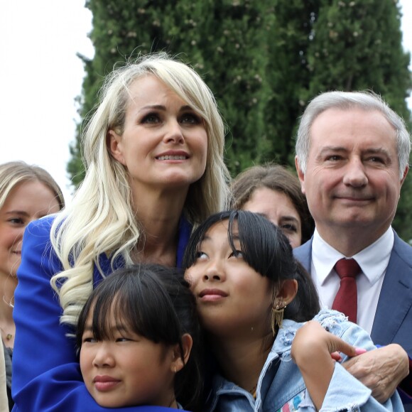 Laeticia Hallyday avec ses filles Joy et Jade, Jean-Luc Moudenc (Maire de Toulouse) - Laeticia Hallyday et ses filles Jade et Joy inaugurent une esplanade portant le nom de Johnny Hallyday située en face du Zénith de Toulouse, le 15 juin 2019, date hautement symbolique puisque le rockeur aurait eu 76 ans.  © Dominique Jacovides/Bestimage