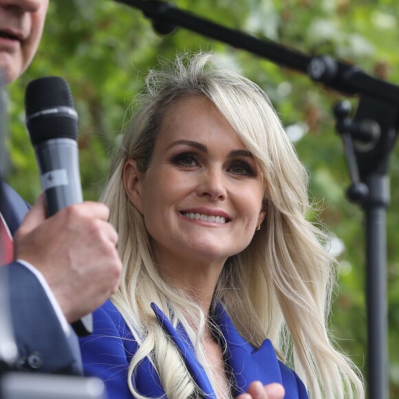 Laeticia Hallyday - Laeticia Hallyday et ses filles Jade et Joy inaugurent une esplanade portant le nom de Johnny Hallyday située en face du Zénith de Toulouse, le 15 juin 2019, date hautement symbolique puisque le rockeur aurait eu 76 ans. © Dominique Jacovides/Bestimage