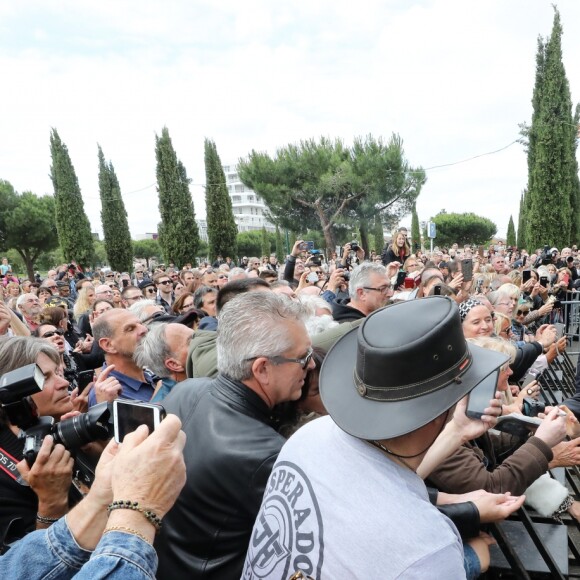 Laeticia Hallyday et Jean-Luc Moudenc (Maire de Toulouse) - Laeticia Hallyday et ses filles Jade et Joy inaugurent une esplanade portant le nom de Johnny Hallyday située en face du Zénith de Toulouse, le 15 juin 2019, date hautement symbolique puisque le rockeur aurait eu 76 ans. © Dominique Jacovides/Bestimage