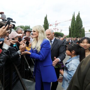 Laeticia Hallyday - Laeticia Hallyday et ses filles Jade et Joy inaugurent une esplanade portant le nom de Johnny Hallyday située en face du Zénith de Toulouse, le 15 juin 2019, date hautement symbolique puisque le rockeur aurait eu 76 ans. © Dominique Jacovides/Bestimage