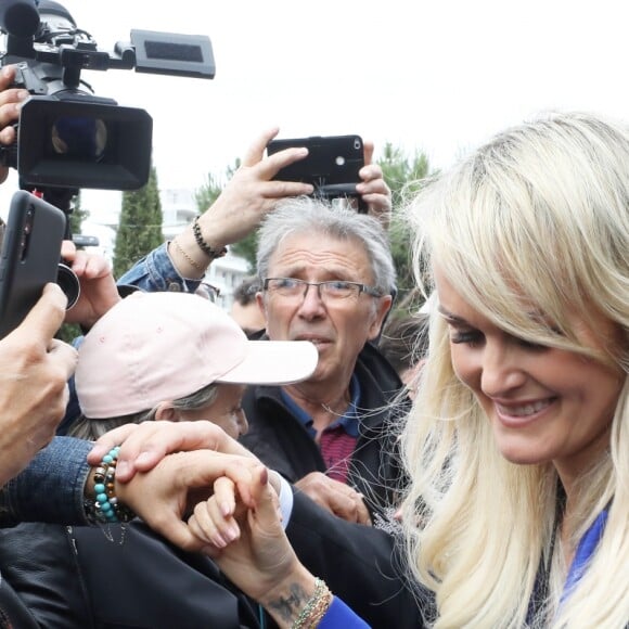 Laeticia Hallyday - Laeticia Hallyday et ses filles Jade et Joy inaugurent une esplanade portant le nom de Johnny Hallyday située en face du Zénith de Toulouse, le 15 juin 2019, date hautement symbolique puisque le rockeur aurait eu 76 ans. © Dominique Jacovides/Bestimage