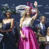 Simon Baker, Sophie Thalmann (robe Christophe Guillarmé) et Abigail Lopez Cruz, Mademoiselle Diane 2019, au Prix de Diane Longines à l'hippodrome de Chantilly, le 16 juin 2019. © Michael Baucher/Panoramic/Bestimage