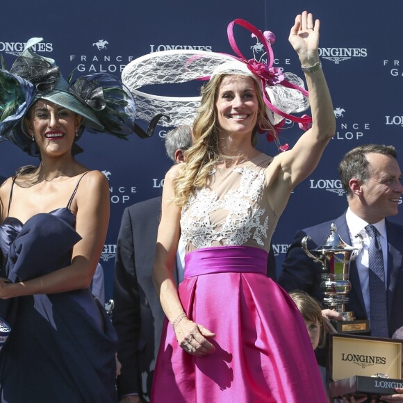 Simon Baker, Sophie Thalmann (robe Christophe Guillarmé) et Abigail Lopez Cruz, Mademoiselle Diane 2019, au Prix de Diane Longines à l'hippodrome de Chantilly, le 16 juin 2019. © Michael Baucher/Panoramic/Bestimage