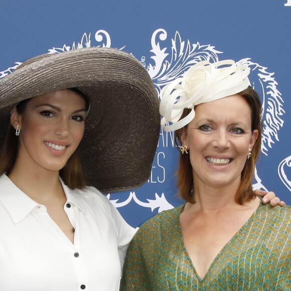 Iris Mittenaere et sa mère Laurence Druart au Prix de Diane Longines à l'hippodrome de Chantilly, le 16 juin 2019. © Marc Ausset-Lacroix/Bestimage