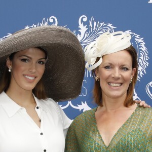 Iris Mittenaere et sa mère Laurence Druart au Prix de Diane Longines à l'hippodrome de Chantilly, le 16 juin 2019. © Marc Ausset-Lacroix/Bestimage