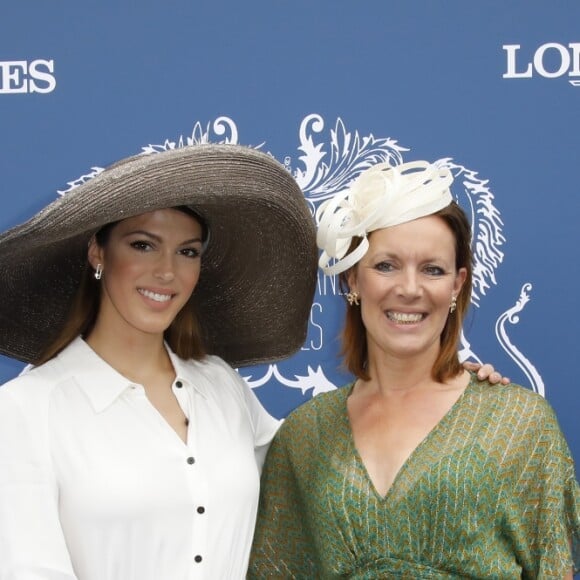 Iris Mittenaere et sa mère Laurence Druart au Prix de Diane Longines à l'hippodrome de Chantilly, le 16 juin 2019. © Marc Ausset-Lacroix/Bestimage