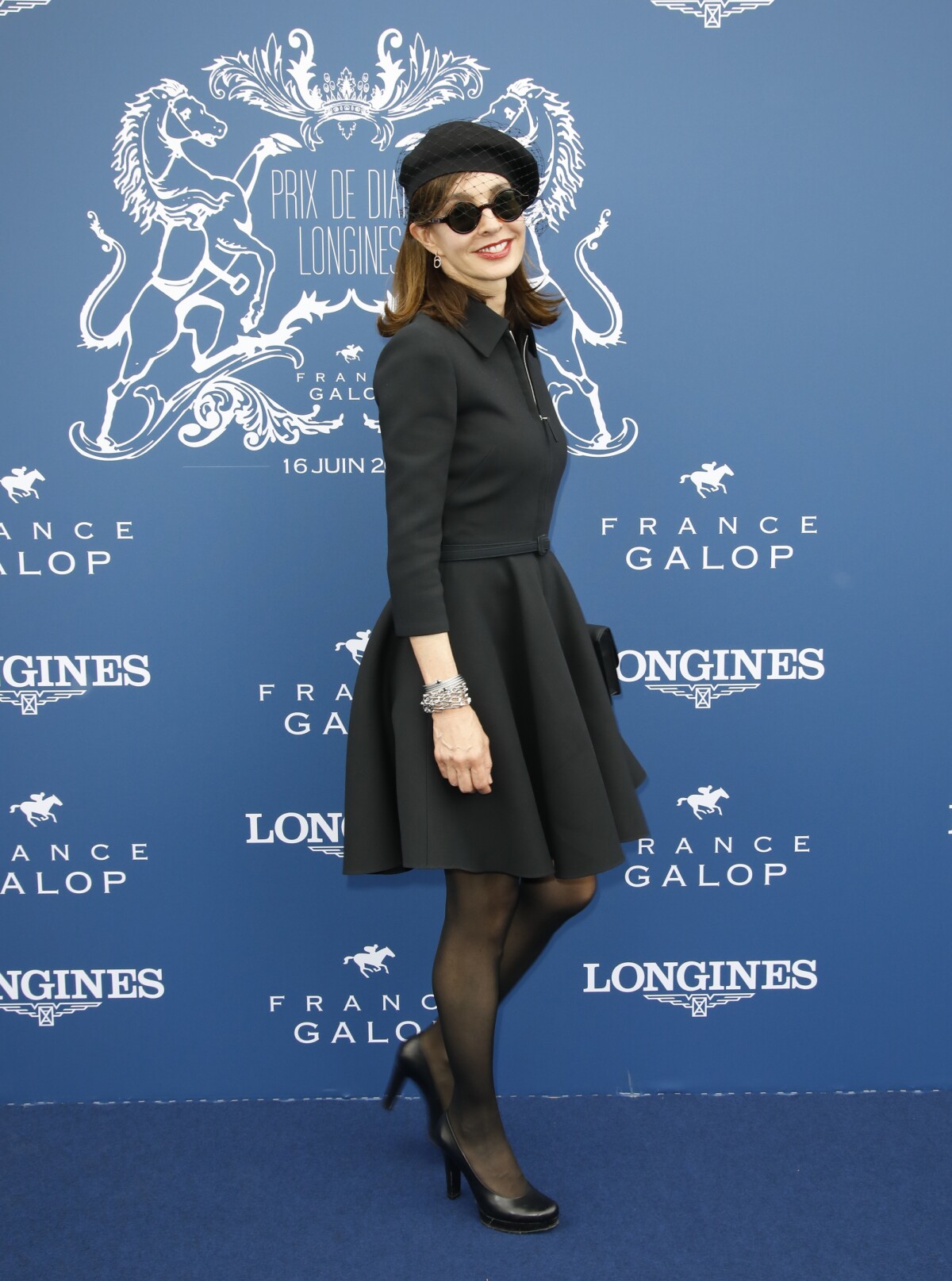 Vidéo : Anne Parillaud au Prix de Diane Longines à l'hippodrome de