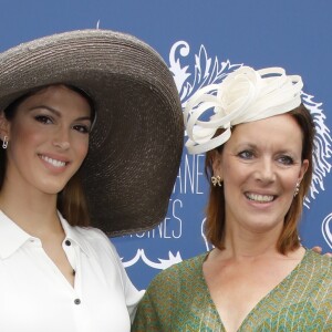 Iris Mittenaere et sa mère Laurence Druart au Prix de Diane Longines à l'hippodrome de Chantilly, le 16 juin 2019. © Marc Ausset-Lacroix/Bestimage