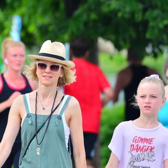 Exclusif - Naomi Watts et son ex-compagnon Liev Schreiber se retrouvent pour une journée en famille avec leurs enfants Samuel "Sammy" Kai et Alexander "Sasha" Pete à New York, le 2 juin 2019. Ici Kai et sa maman.