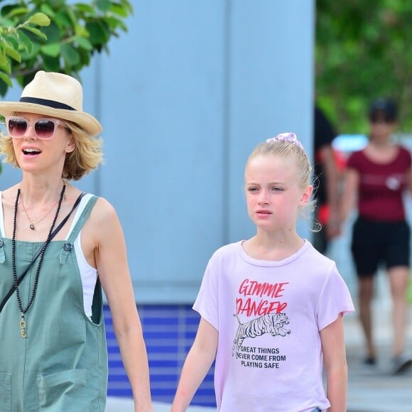 Exclusif - Naomi Watts et son ex-compagnon Liev Schreiber se retrouvent pour une journée en famille avec leurs enfants Samuel "Sammy" Kai et Alexander "Sasha" Pete à New York, le 2 juin 2019. Ici Kai et sa maman.